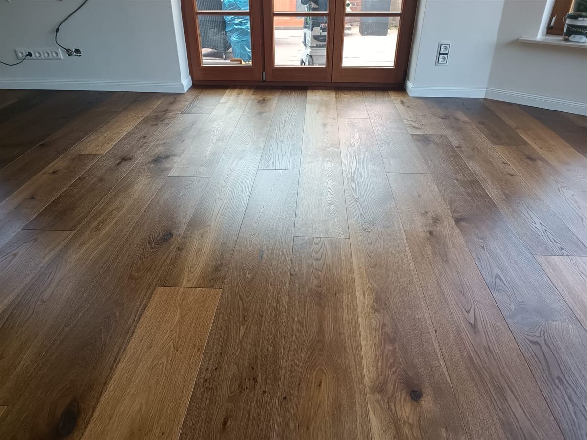Breite Landhausdielen mit lebendiger Maserung