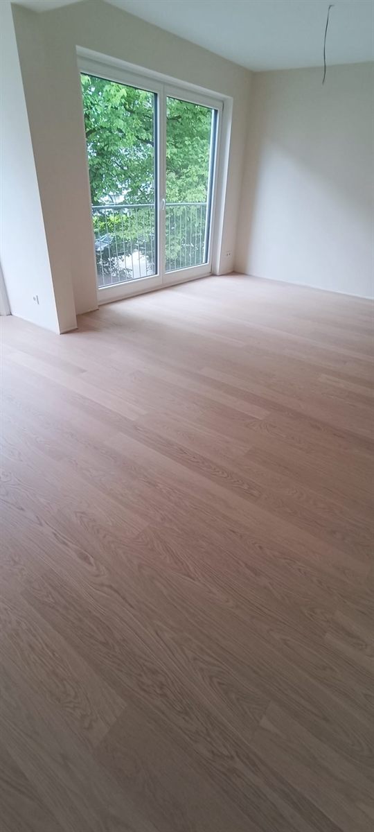 Dielenboden bis ans bodentiefe Fenster verlegt