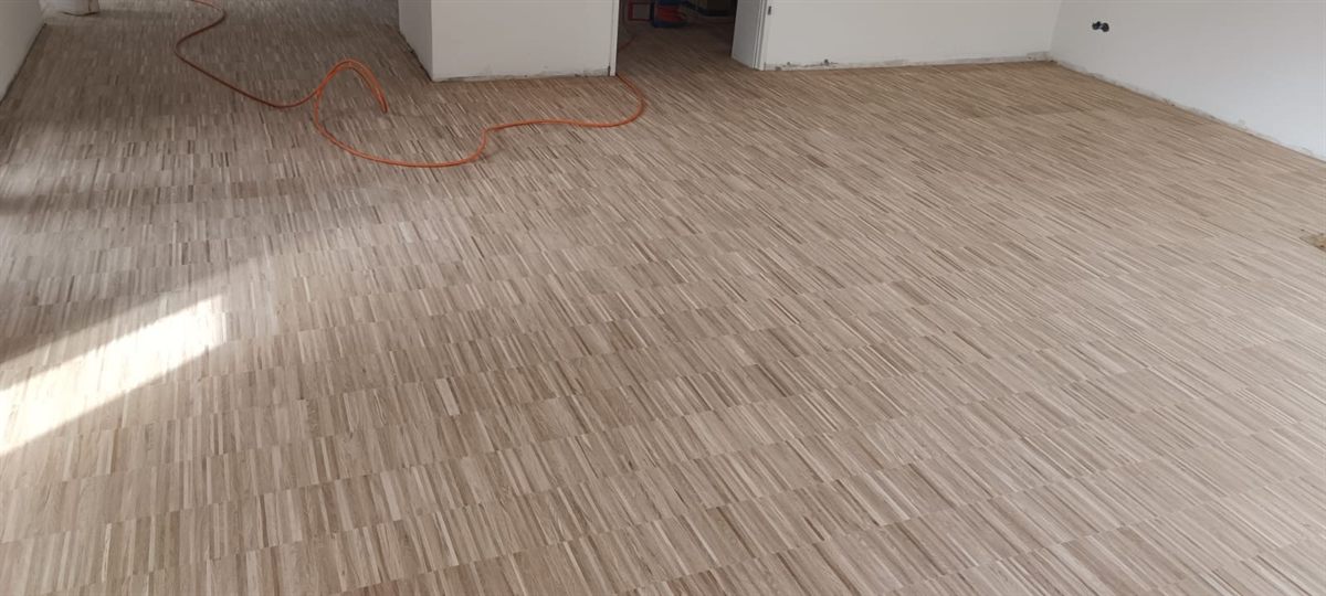 Sonnendurchflutete Dielen mit warmem Holzton