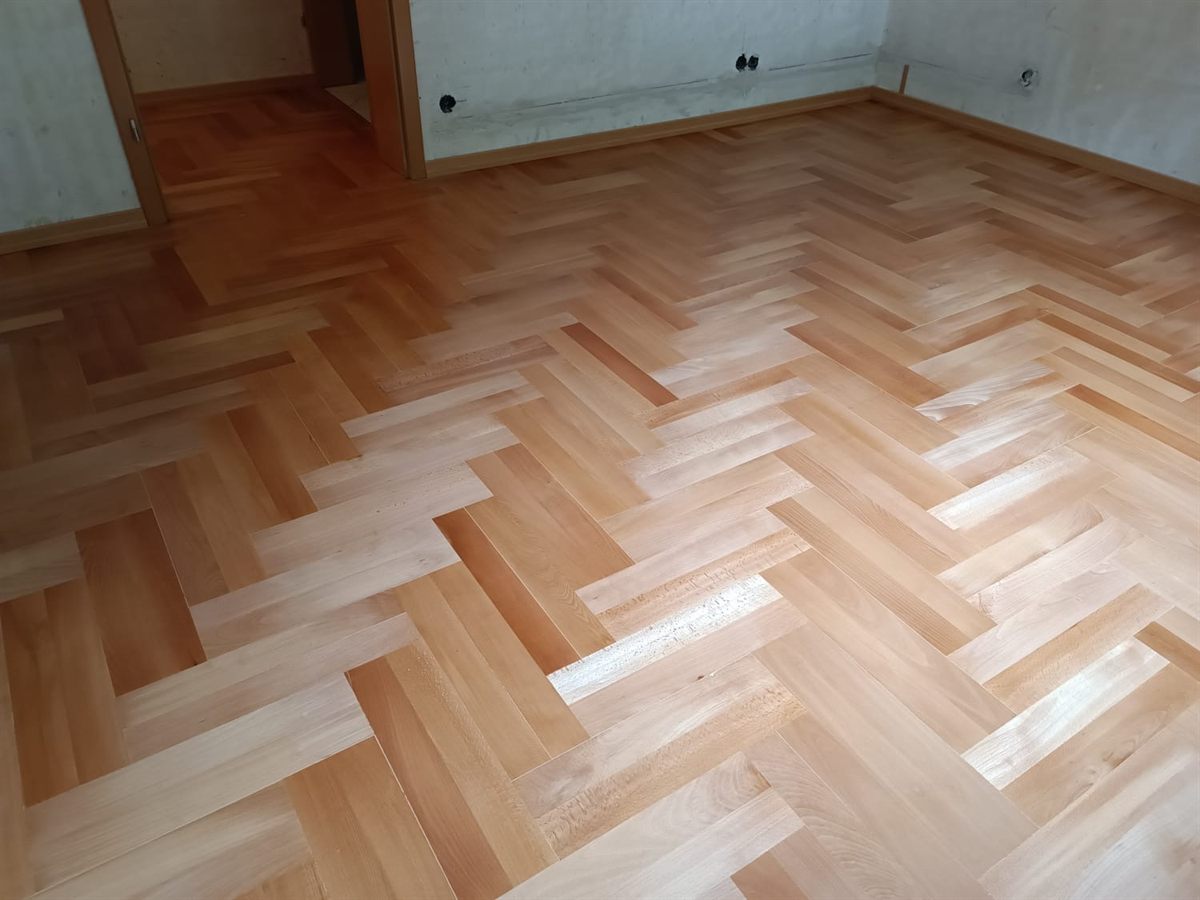 Helles Fischgrätparkett in lichtdurchflutetem Wohnraum
