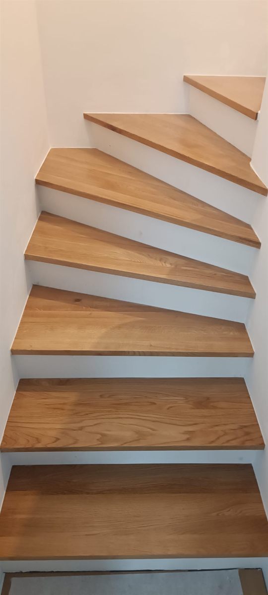 Freischwebende Holztreppe mit massiven Stufen